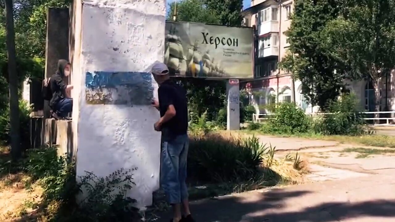 Teenagers in Kherson get rid of traces of Ukrainian / nationalist occupation