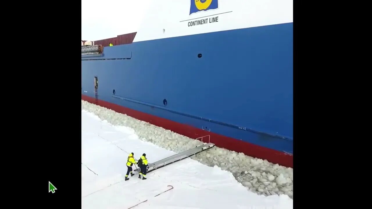 港口引航員如何登上一艘 冰海移動船隻