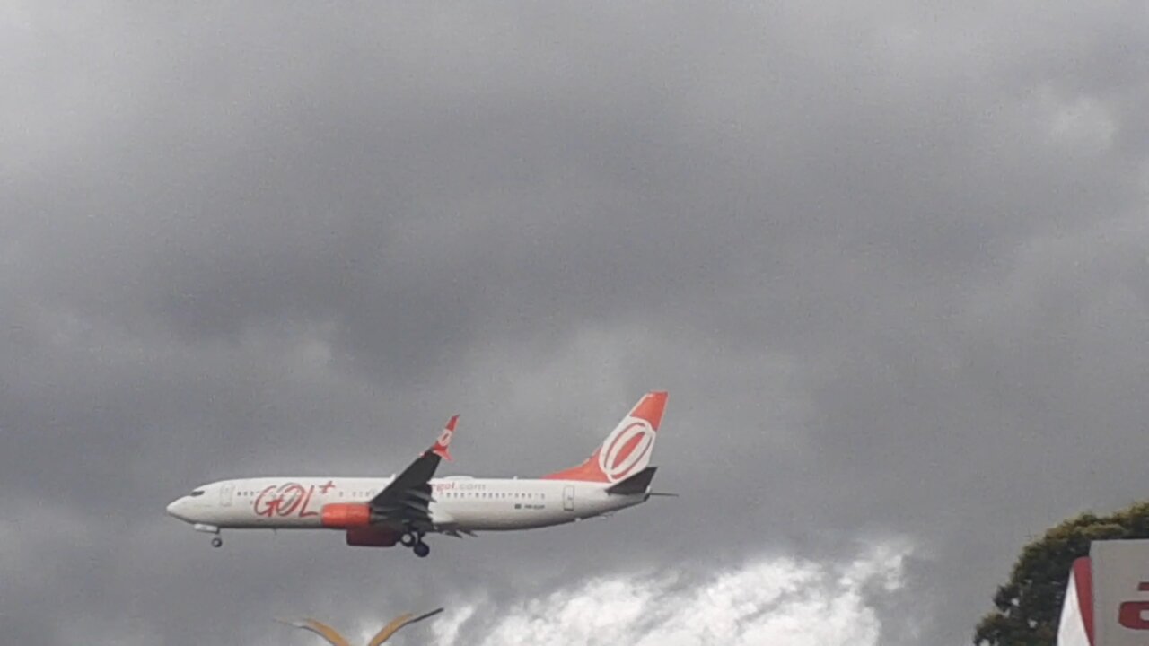 Boeing 737-800 PR-GUP vindo de Belém do Pará e Airbus A320 PR-MXA vindo de Fortaleza