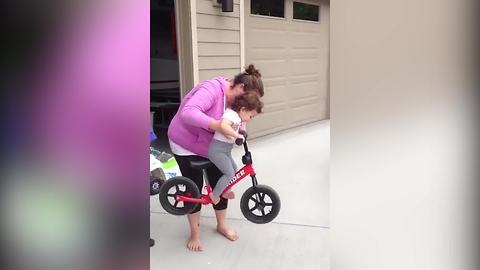 Tot Girl Doesn’t Want To Get Off Her Brother’s Bike