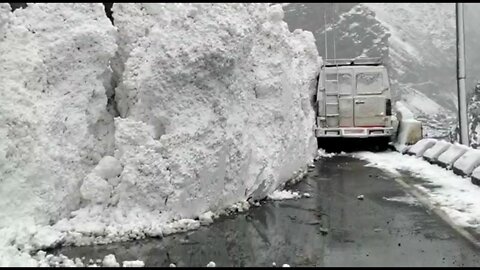 10-ft HIGH GLACIER WALL BREAKS OFF AND SLIDES ONTO THE HIGHWAY IN HP'S KINNAUR!