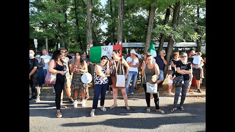 Manifestazione contro il lasciapassare sanitario a Frosinone - 7 agosto 2021