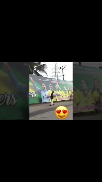 Indianos carregando imenso outdoor com as fotos dos craques da seleção brasileira