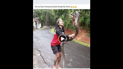 Oh my God !!!Amazing Catch Snake By Hand 👏👏😬