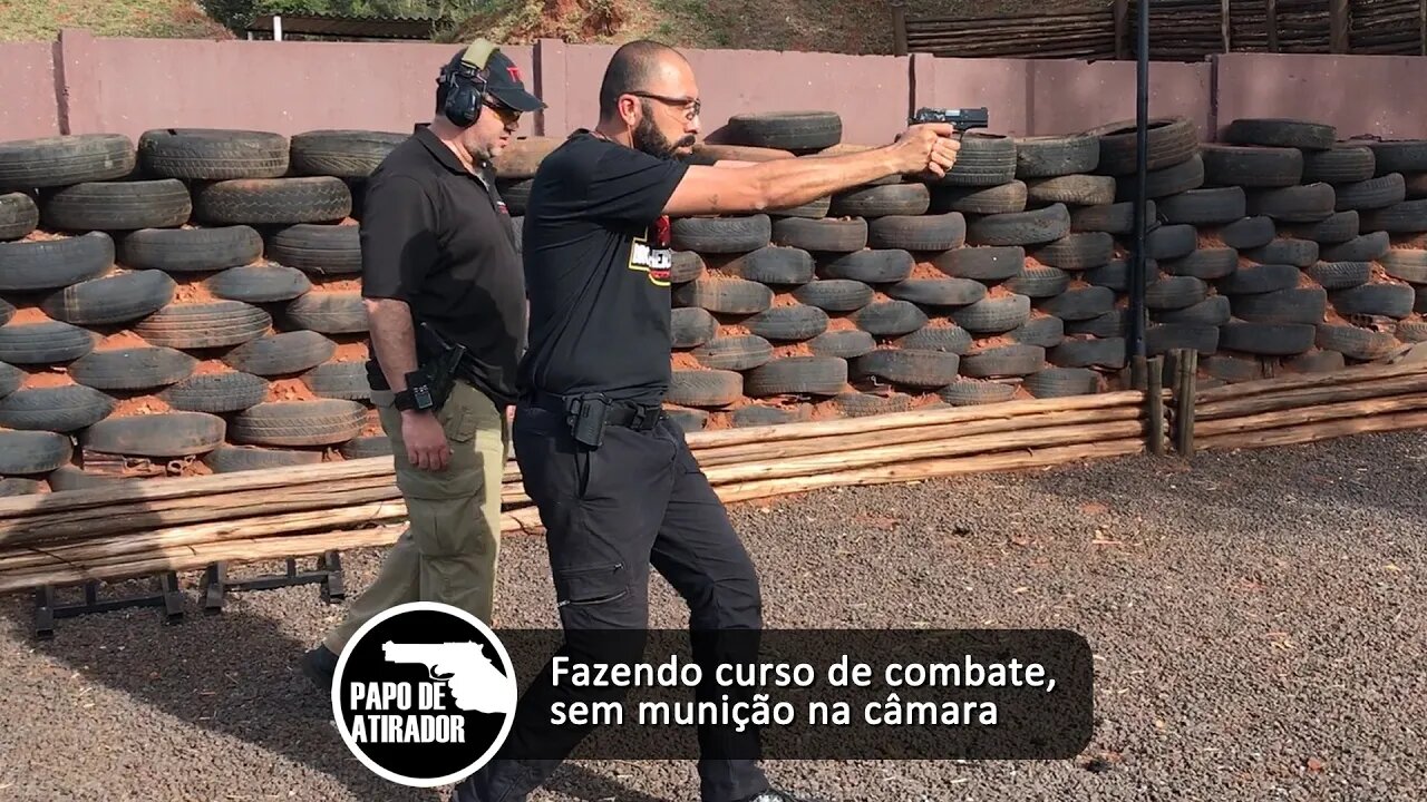 Fazendo curso de combate com pistola, portando sem munição na câmara