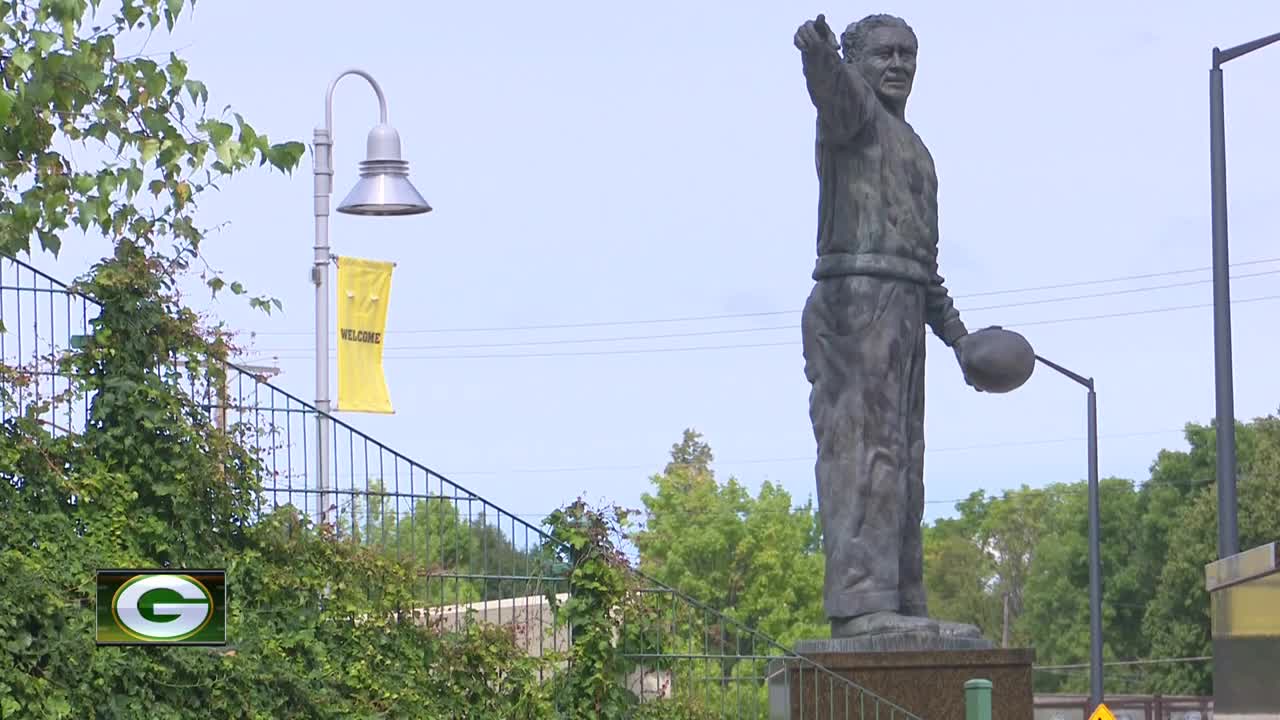 Packers players sign fan's prosthetic leg