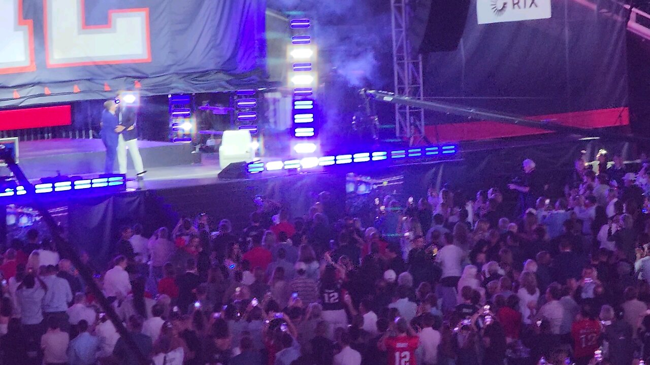 Bill Belichick gets standing ovation!
