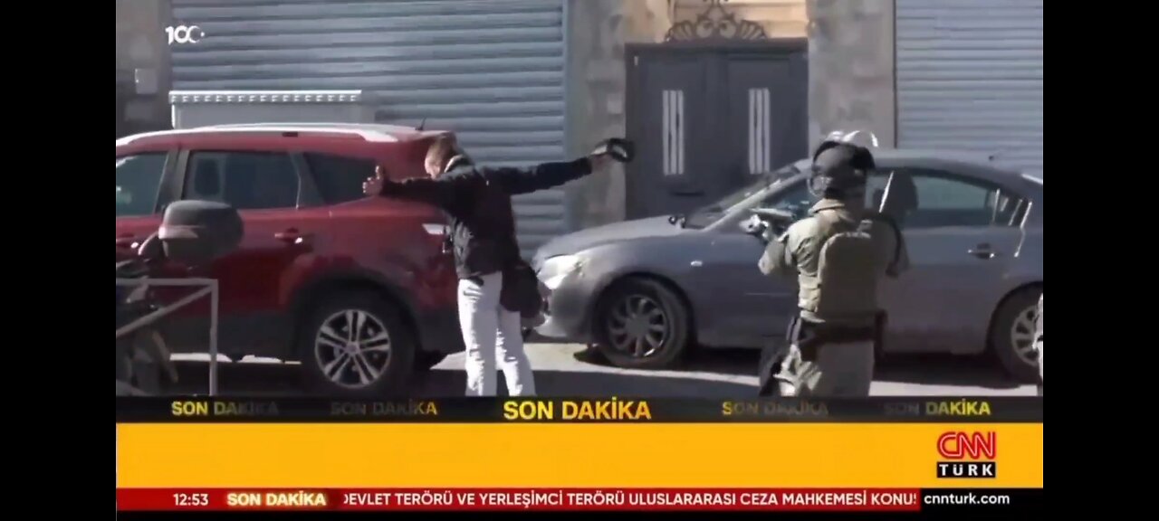 ISRAELI FORCES BEATING A JOURNALIST IN JERUSALEM DURING A LIVESTREAM.