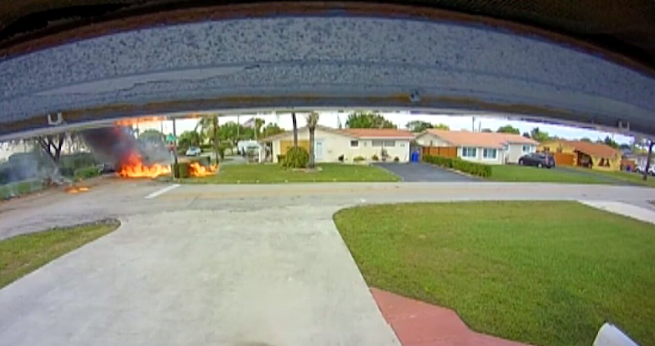 3 dead, 1 hurt in small plane crash in Florida neighborhood