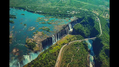 Views of Victoria Falls on foot