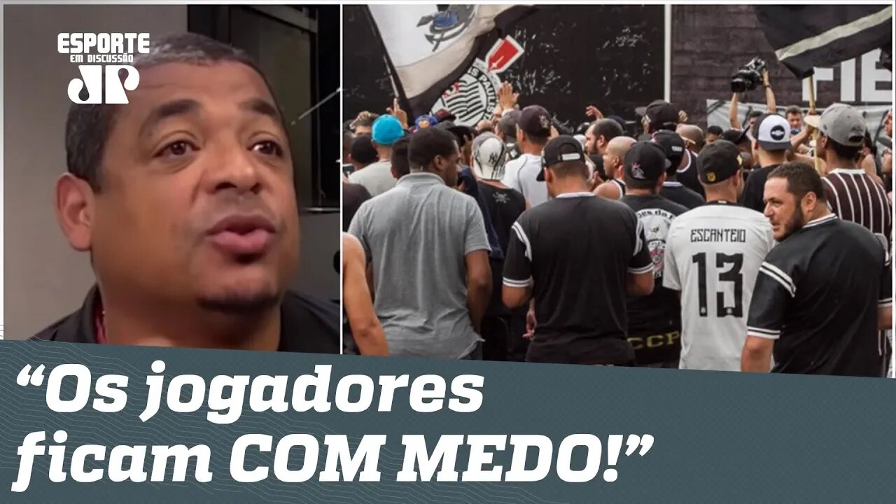 Protesto no Corinthians INCOMODA Vampeta: "dá MEDO nos jogadores!"