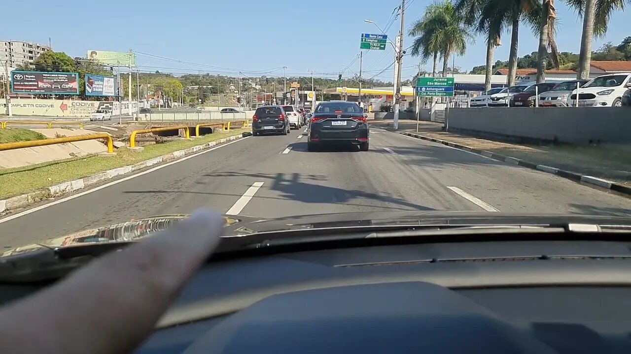 vergonha faixas nas ruas de Valinhos SP ... pelo menos na avenida invernada é assim !