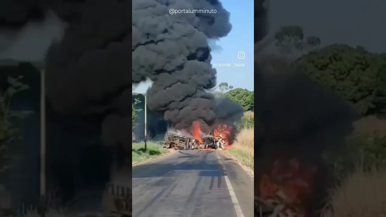 Duas carretas pegaram fogo após uma batida na TO-040 em Novo Jardim, próximo da divisa com a Bahia.