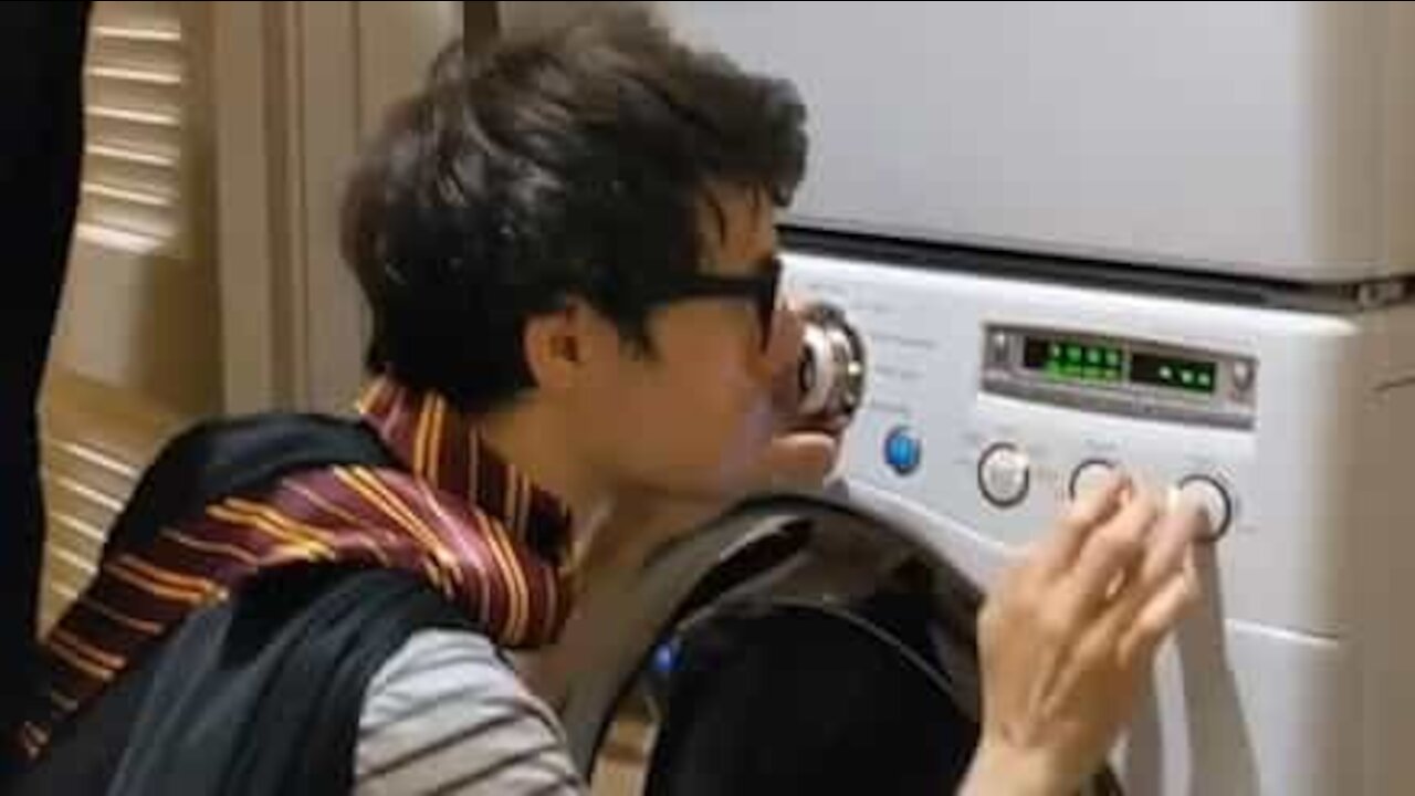 Il joue la bande-annonce d'"Harry Potter" sur sa machine à laver
