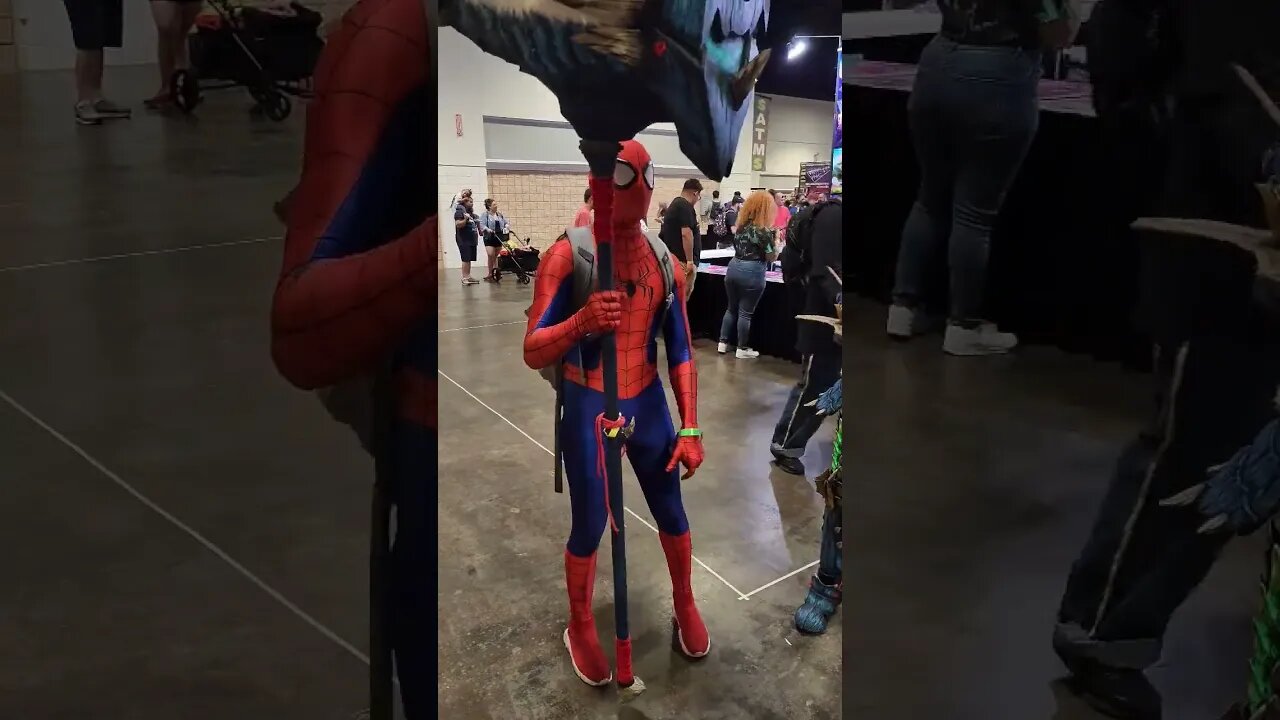 Spider-Man admires a Monster Hunter's Hammer | Tampa Comic Con