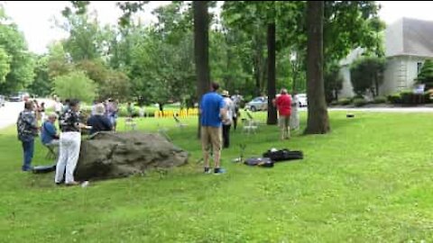 Orchestra plays and sings together to congratulate its oldest member