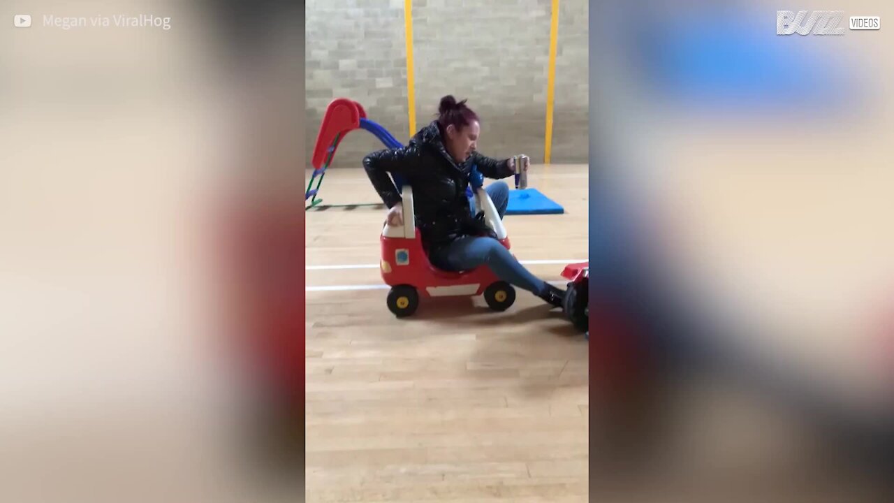 Mulher fica presa em carrinho de criança