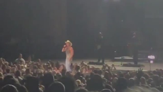 Kenny Chesney honors Ella Whistler at Noblesville concert