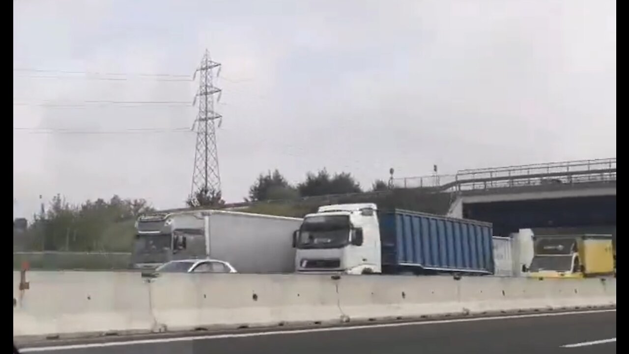 Italy: Truckers and demonstrators blocking highways in protest against "vaccine passports"