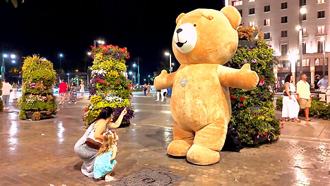 Huge Teddy Bear Brings Joy to the Streets – Funny Street Performer 😆