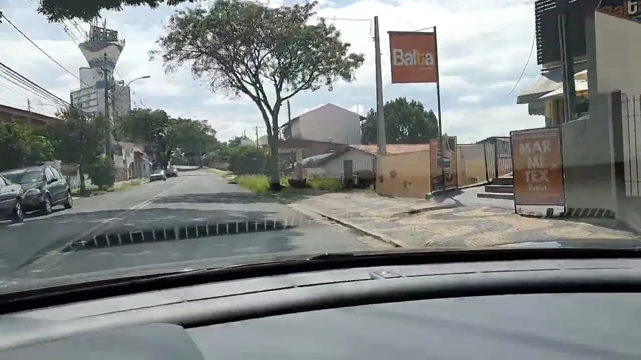 Valinhos SP totalmente abandonada ... que nojo ... não tem nome na rua, matal sem fim ... pqp ...