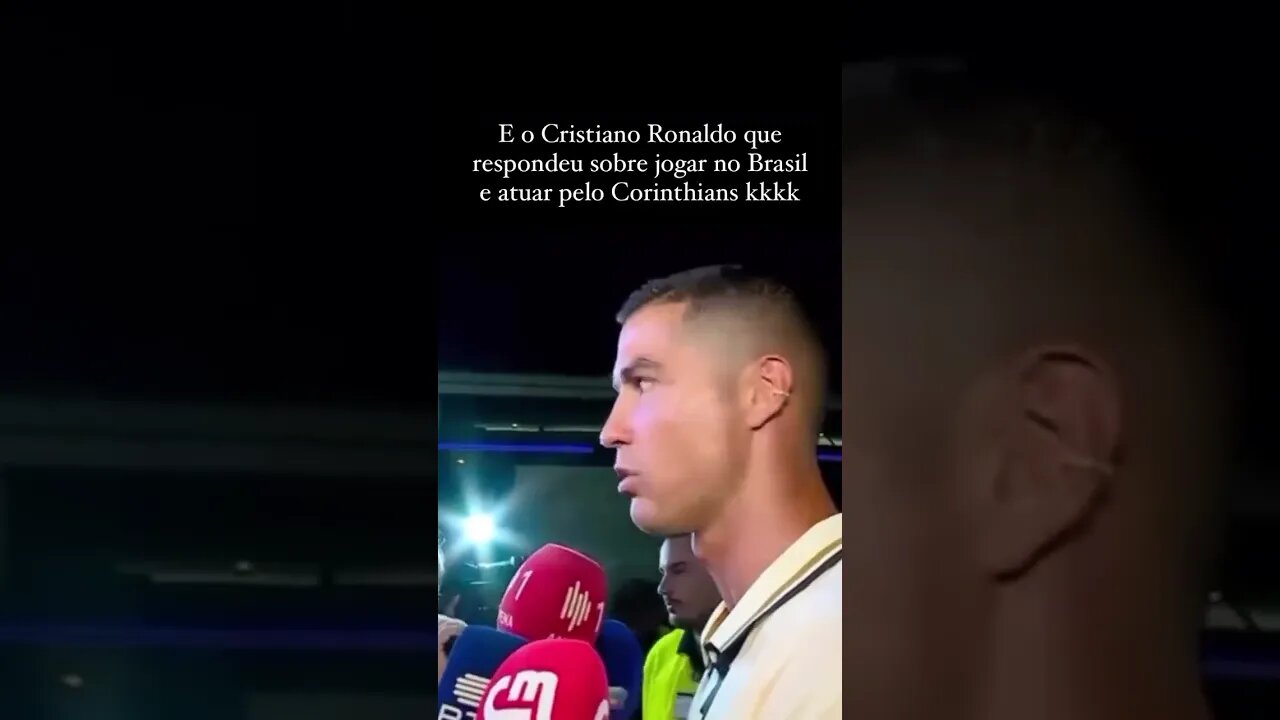 Repórter perguntando ao Cristiano Ronaldo sobre jogar no Corinthians.