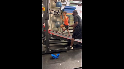 JJ at it again! Running 10mph at 40 incline!! 💥💪🏻 #speedruns #strong