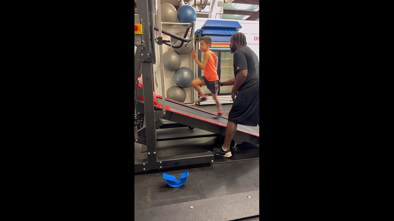 JJ at it again! Running 10mph at 40 incline!! 💥💪🏻 #speedruns #strong