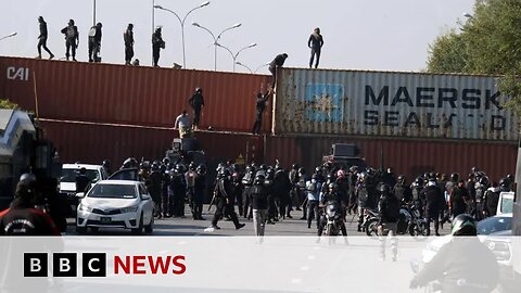 Thousands defy Pakistan police in support of Imran Khan | BBC News