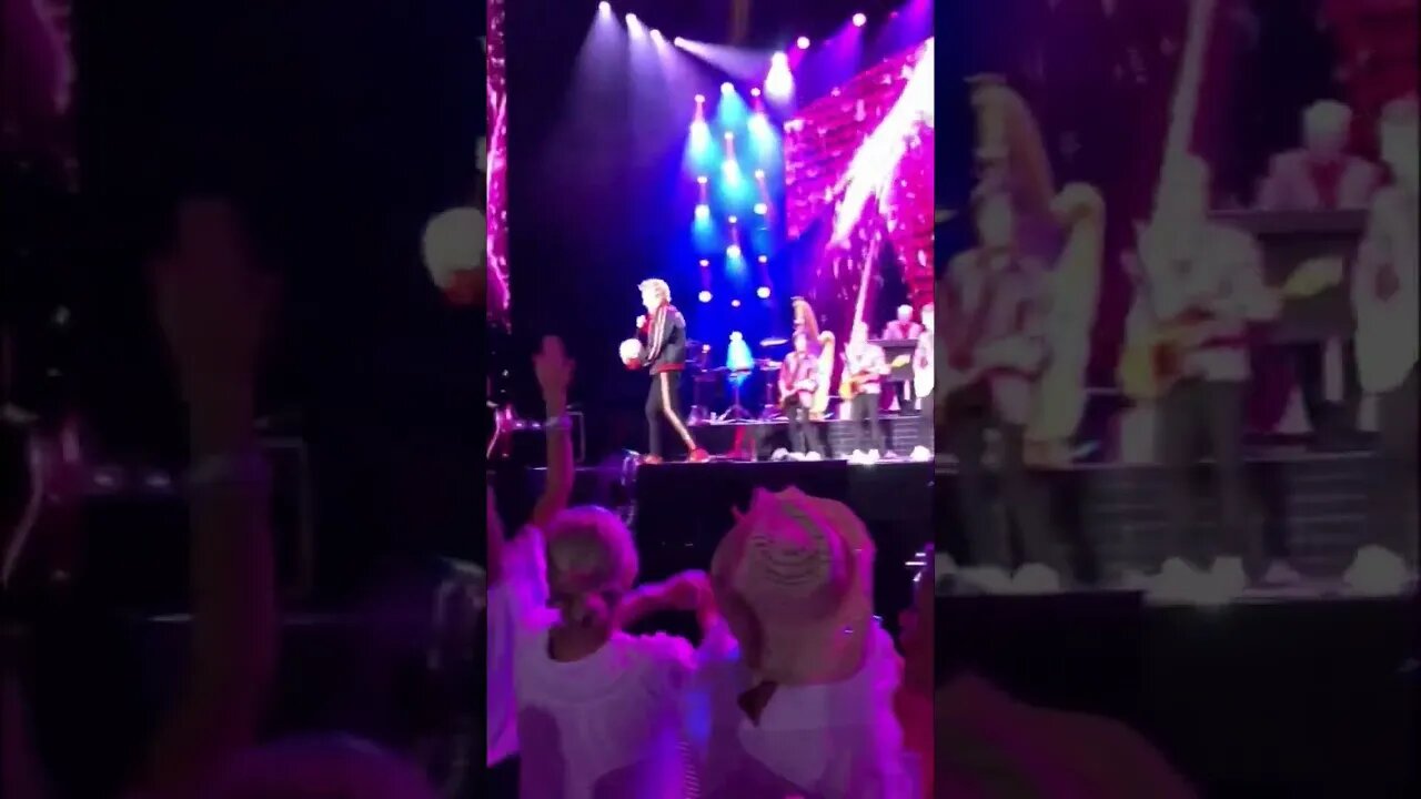 ROD STEWART kicks autographed soccer balls to crowds during HOT LEGS 8-30-22 ATLANTA