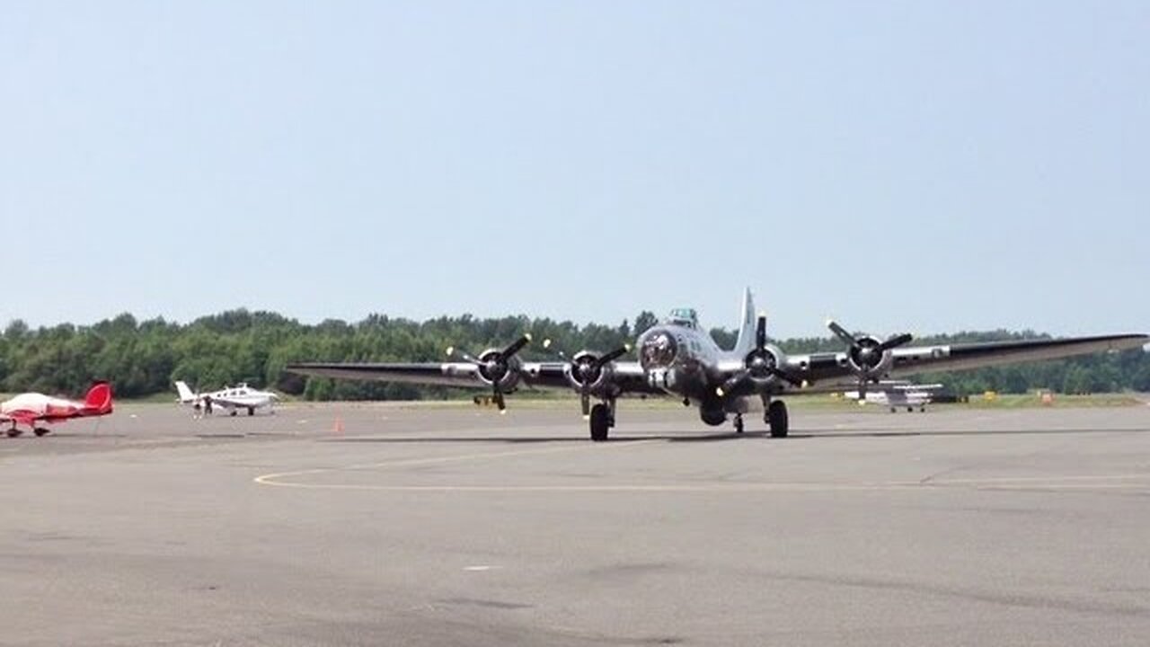 Boeing B-17 Bomber Taxi in Bellingham, WA