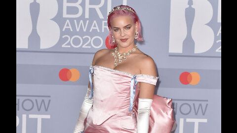 Hands off! Anne-Marie wont' let anyone touch her eyebrows