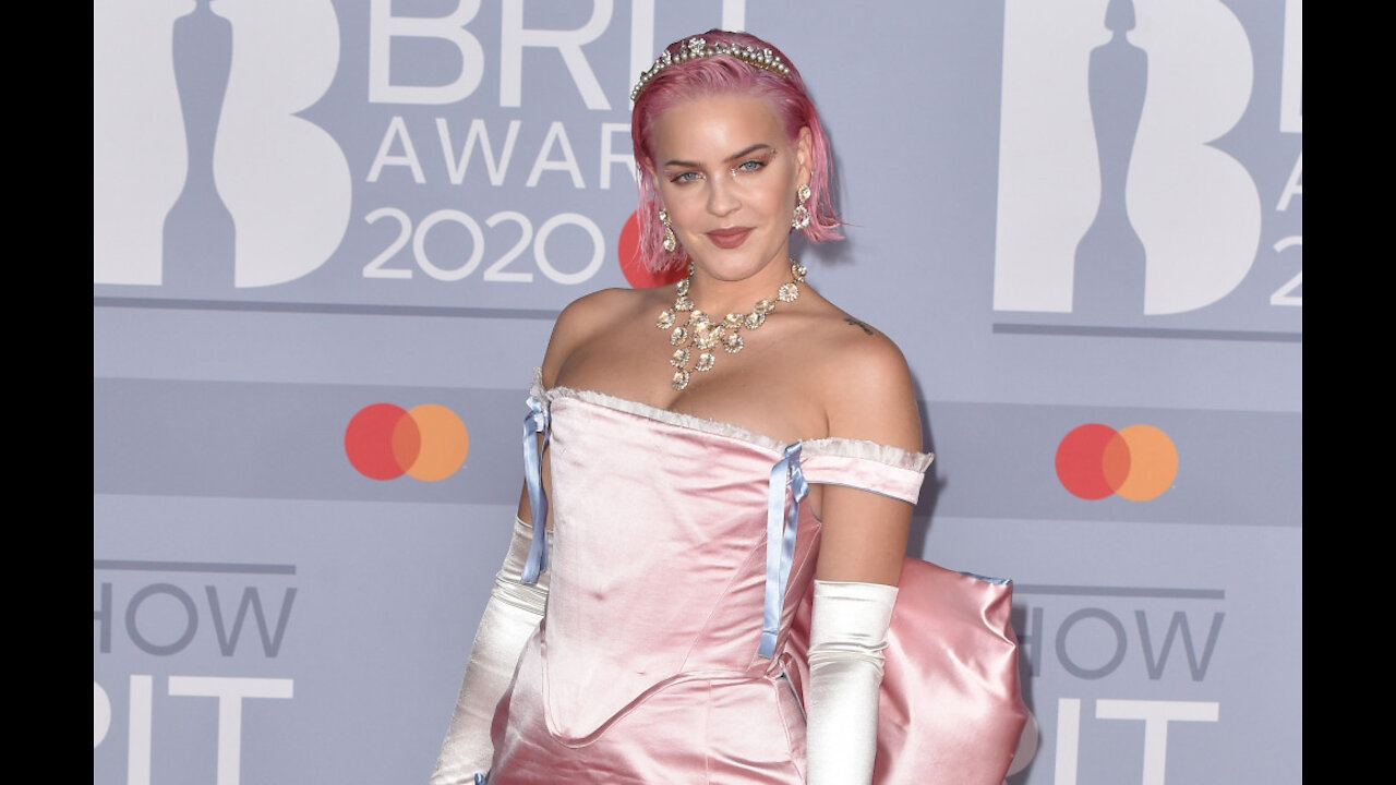 Hands off! Anne-Marie wont' let anyone touch her eyebrows