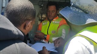 SOUTH AFRICA - Cape Town - Poachers turned commercial divers clean Hout Bay harbour (Video) (5cE)