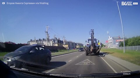 Un tracteur perd une roue sur une route de Russie