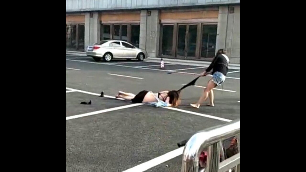 Women fight with blows for water in the Indepe 9 while they throw down.