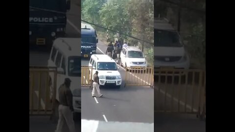 एक बहुजन से इतना डर की एयरपोर्ट पर पूरी पुलिस फोर्स बैठा दी। अधिकार मांगने पर मेरे भाइयों की गाड़