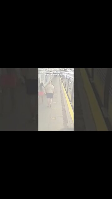 NYC SUBWAY STATION ATTACK WOMAN FLATTENED BY LUNATIC'S SUCKER PUNCH #shorts