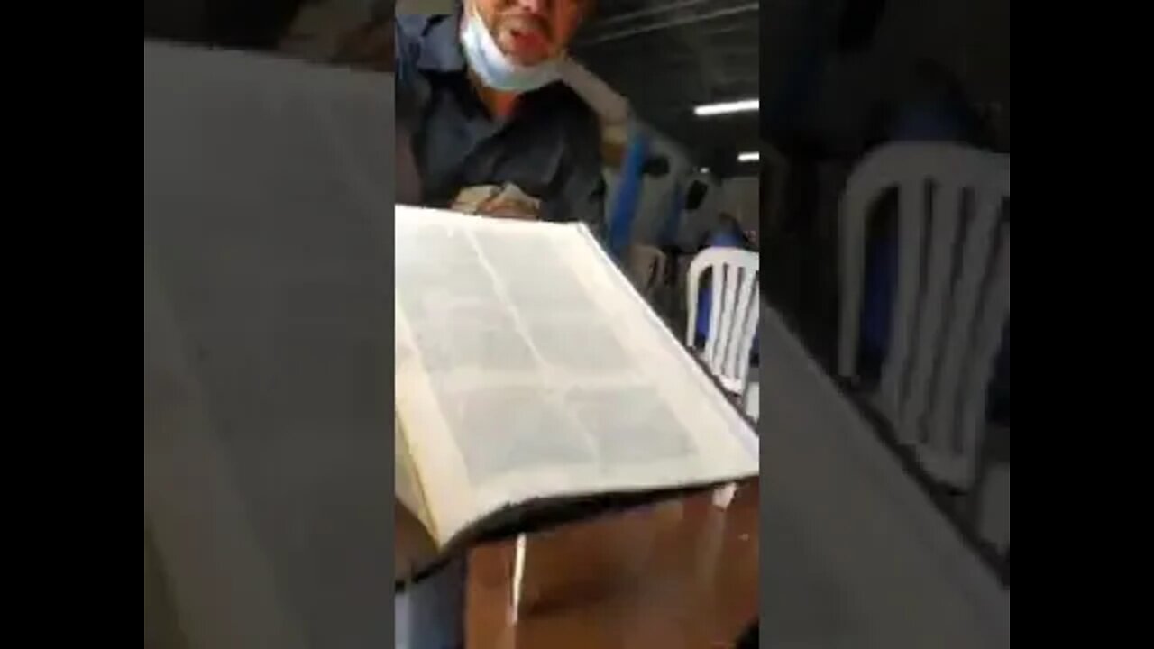 Joven apologeta Carlos Amariles debate en templo pentecostal.