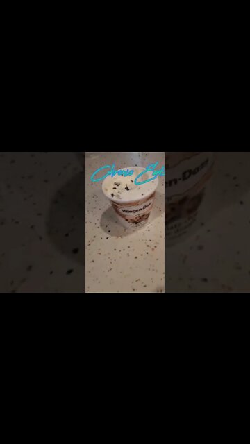 Hagen-Dazs chocolate chip cookie dough ice cream | @Chronic.Eats on IG 🍦🍨 #shorts