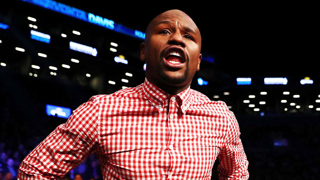 Floyd Mayweather Gets Hit in the Face with a Drink, Makes Security BEAT UP the Suspect