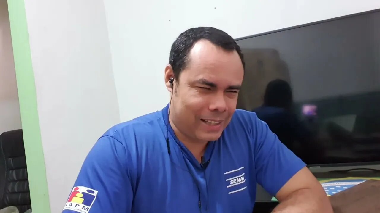 ACREDITE SE PUDER: Prefeito casa-se com jacaré vestido de noiva e uníão é selada com beijo!