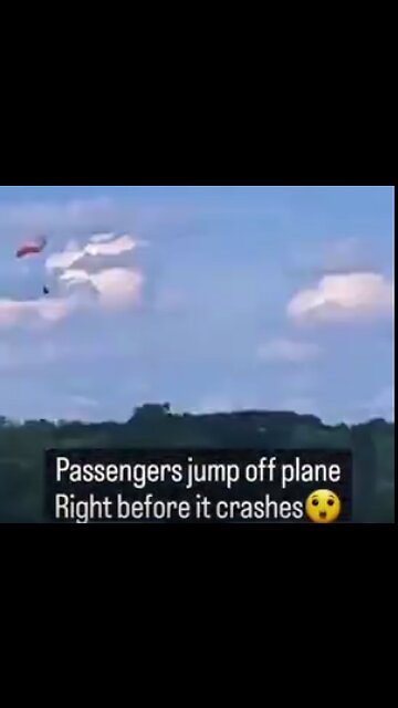 Passengers jump of plane right before it crashes
