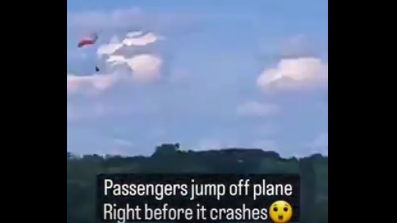 Passengers jump of plane right before it crashes