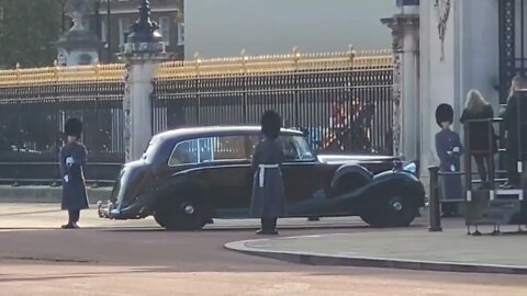 Royals arriving at Buckingham Palace with South African president #buckinghampalace