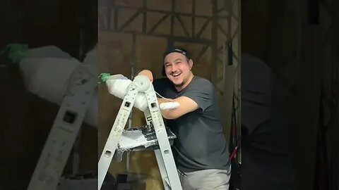 "Grafician in caramida"