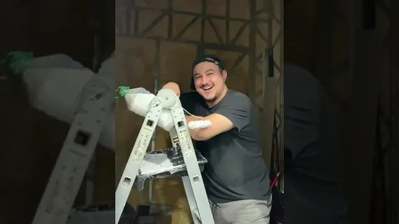 "Grafician in caramida"