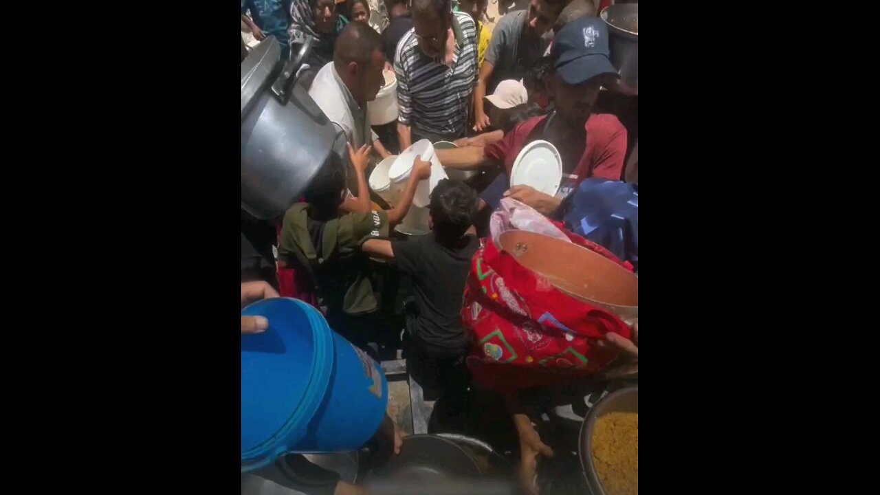 زحام الأطفال في شمال غزة للحصول على طعام دون لحم لسد جوعهم في ظل إغلاق المعابر ونقص دخول المساعدات