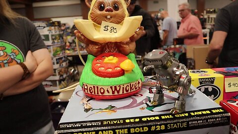 Thanksgiving Toy Show! Over 100 Tables Of Comic Books Trading Cards New And Vintage Toys! Part1