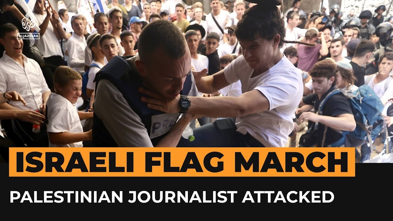 Palestinian journalist attacked by right-wing ‘Jerusalem Day’ marchers _ Al Jazeera Newsfeed